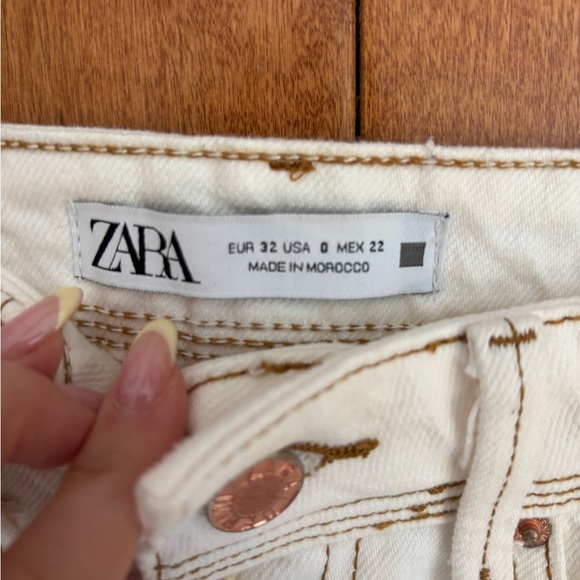 Cream High-Waisted Jeans - Picture 4 of 4